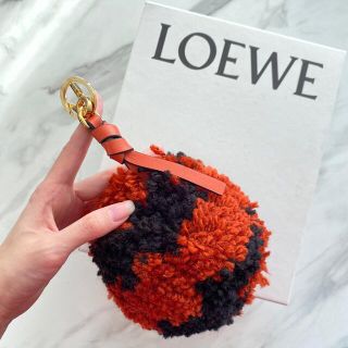 ロエベ(LOEWE)のラスト１【新品】LOEWE ロエベ ポンポン バッグチャーム 赤/黒(キーホルダー)