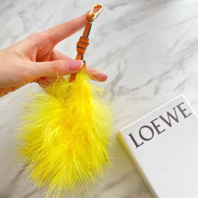 LOEWE(ロエベ)のラスト１【新品】LOEWE ロエベ フェザー バッグチャーム イエロー レディースのファッション小物(キーホルダー)の商品写真