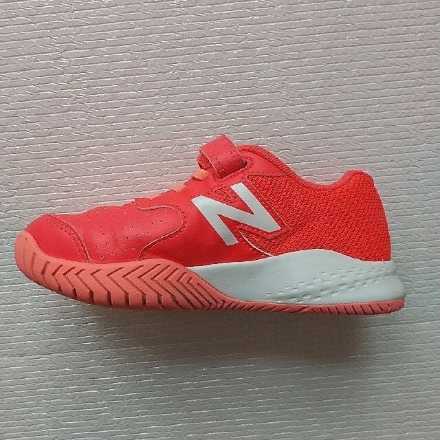 New Balance(ニューバランス)の【てしてし様専用】New Balance　キッズテニスシューズ スポーツ/アウトドアのテニス(シューズ)の商品写真