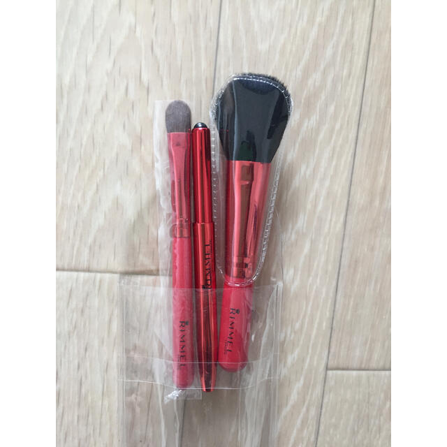 RIMMEL(リンメル)のメイクブラシ ３本セット RIMMEL 未使用 コスメ/美容のメイク道具/ケアグッズ(ブラシ・チップ)の商品写真