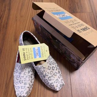 トムズ(TOMS)の専用！新品タグ付き☆訳ありTOMSの豹柄シューズ(スリッポン/モカシン)