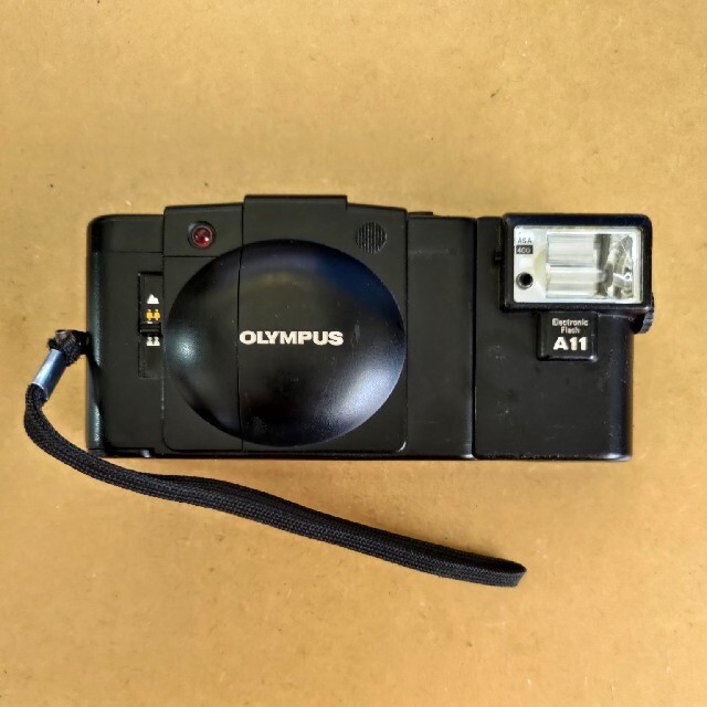 OLYMPUS(オリンパス)のオリンパスXA2+フラッシュA11【おそらくジャンク】 スマホ/家電/カメラのカメラ(フィルムカメラ)の商品写真
