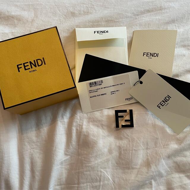 【送料込み✨】FENDI フェンディ モノグラムロゴ ブローチ 2