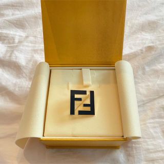 【送料込み✨】FENDI フェンディ モノグラムロゴ ブローチ