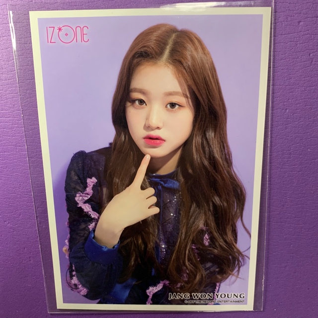 IZ*ONE ウォニョン 生写真 好きと言わせたい 紫背景 ① エンタメ/ホビーのCD(K-POP/アジア)の商品写真