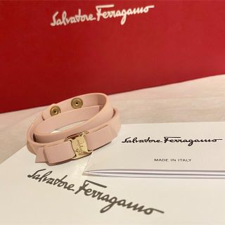 サルヴァトーレフェラガモ(Salvatore Ferragamo)の桜様⭐︎SalvatoreFerragamoピンク&ゴールドヴァラリボンブレス(ブレスレット/バングル)