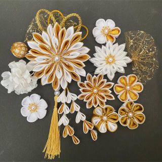 つまみ細工 髪飾り キラキラ サテン白金ゴールド 15点セットの通販 by つまみ細工 髪飾り キラキラ サテン白金ゴールド 15点セットの通販 by