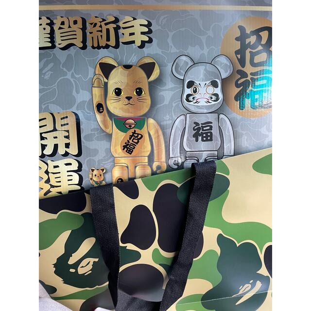 MEDICOM TOY(メディコムトイ)のBE@RBRICK BAPE 招き猫 金メッキ&達磨 銀メッキ 100&400% エンタメ/ホビーのフィギュア(その他)の商品写真