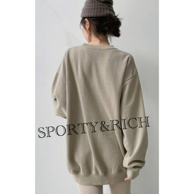 L'Appartement DEUXIEME CLASSE(アパルトモンドゥーズィエムクラス)の【SPORTY&RICH】SERIF LOGO CREWNECK P/O レディースのトップス(トレーナー/スウェット)の商品写真