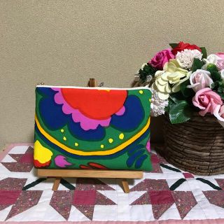 マリメッコ(marimekko)のマリメッコ  生地　ハンドメイド　ピエニカルマセリ　フラットポーチ(ポーチ)