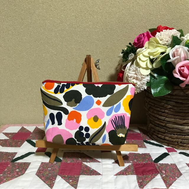 marimekko(マリメッコ)のマリメッコ  生地　ハンドメイド　ピエニハッタラクッカ　 16cmマチ付きポーチ ハンドメイドのファッション小物(ポーチ)の商品写真