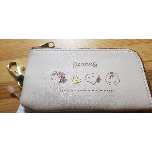 PEANUTS(ピーナッツ)のpeanuts　SNOOPY　キーケース付きパスケース レディースのファッション小物(パスケース/IDカードホルダー)の商品写真