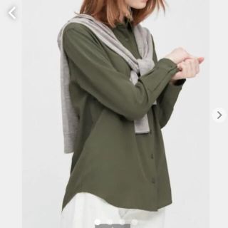 ユニクロ(UNIQLO)のユニクロ　レーヨンブラウス　レーヨンシャツ　長袖　トップス　秋　冬　レディース(シャツ/ブラウス(長袖/七分))