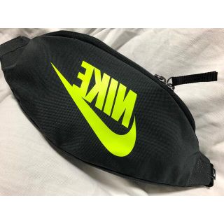 ナイキ(NIKE)の★新品同様！★ナイキNIKEウエストバッグ・ファニーパック蛍光イエロービッグロゴ(ボディバッグ/ウエストポーチ)