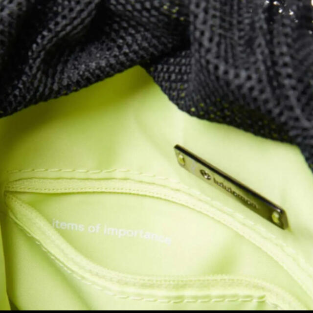 Lululemon 黒 ショルダーバック、おむつ替えシート