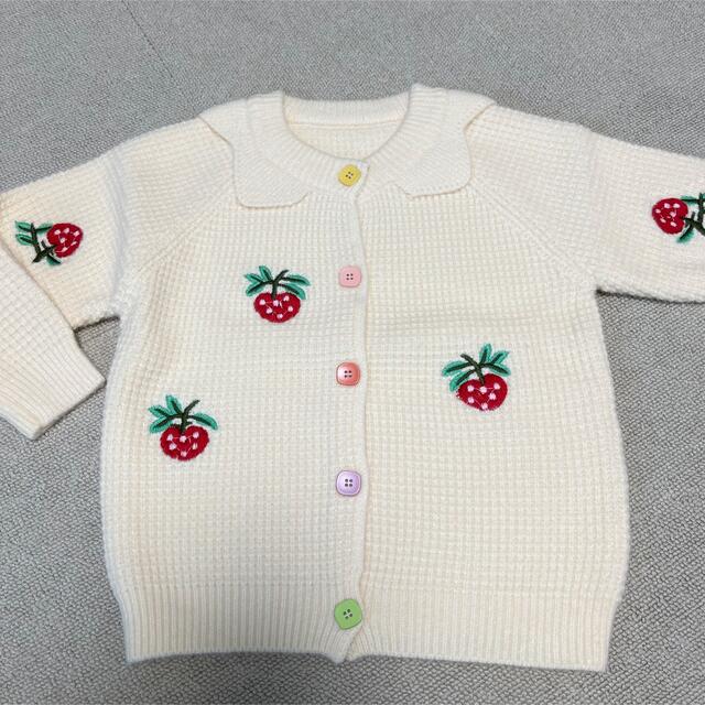 キッズニットカーディガン　イチゴ柄刺繍トップス　上着　アイボリー120 キッズ/ベビー/マタニティのキッズ服女の子用(90cm~)(カーディガン)の商品写真