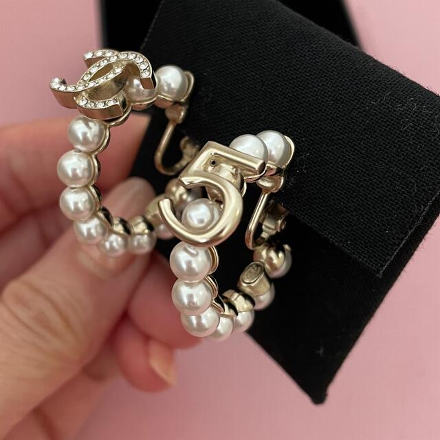 CHANEL(シャネル)のシャネル　パール　フープ　イヤリング　 レディースのアクセサリー(イヤリング)の商品写真