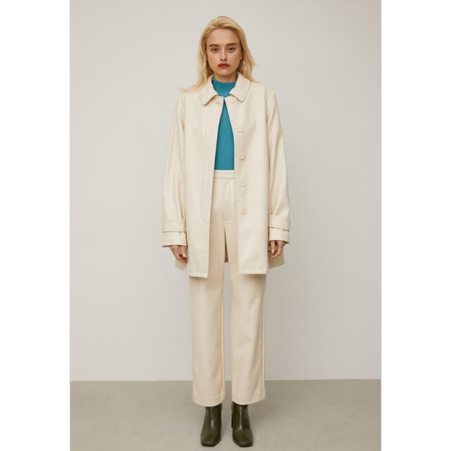 エマスライe/s FAUX LEATHER STRAIGHT パンツ IVORY - カジュアルパンツ