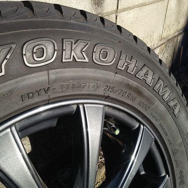 【再値下げ】スタッドレスタイヤ　アルミ（黒）4本セット　215/70R16 自動車/バイクの自動車(タイヤ・ホイールセット)の商品写真