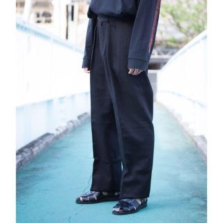 コモリ(COMOLI)のNEAT Cotton Karsey Wide 2タックワイドパンツ(スラックス)