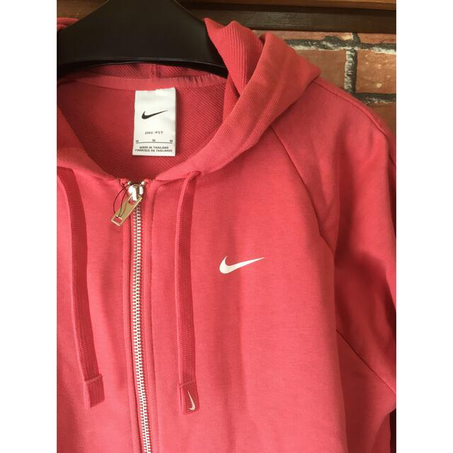 NIKE(ナイキ)の新品 NIKE ナイキ ジップアップパーカー トレーニングウェア 羽織 ピンク スポーツ/アウトドアのトレーニング/エクササイズ(ウォーキング)の商品写真