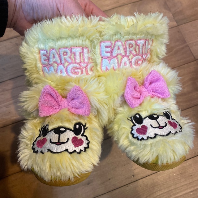 EARTHMAGIC(アースマジック)のアースマジック　　　ファーブーツ キッズ/ベビー/マタニティのベビー靴/シューズ(~14cm)(ブーツ)の商品写真