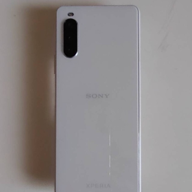 Xperia(エクスペリア)のau Xperia 10 II SOV43 ホワイト【訳あり・お得】 スマホ/家電/カメラのスマートフォン/携帯電話(スマートフォン本体)の商品写真