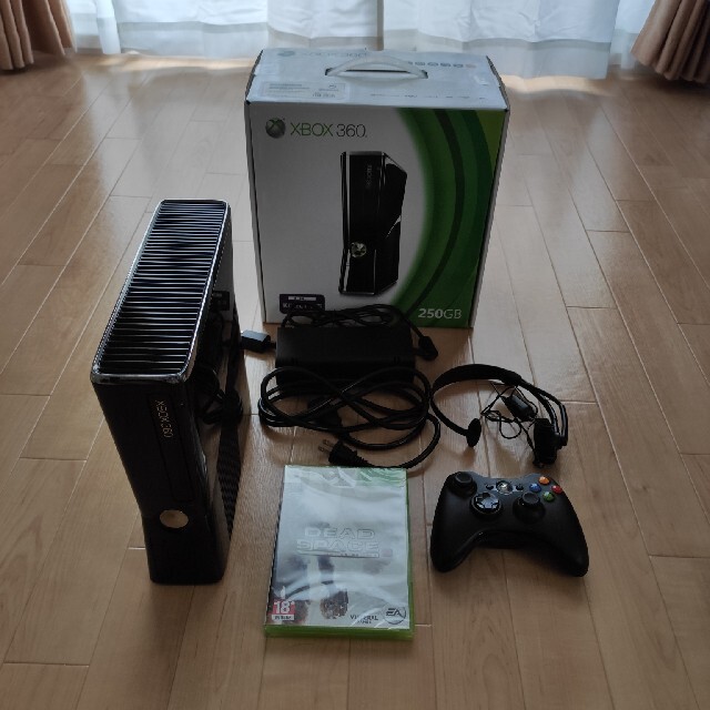 Xbox360(エックスボックス360)のXbox360 S 250GB エンタメ/ホビーのゲームソフト/ゲーム機本体(家庭用ゲーム機本体)の商品写真