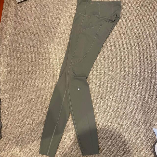 lululemon(ルルレモン)のLululemon Fast and free tight レギンス Khaki レディースのレッグウェア(レギンス/スパッツ)の商品写真