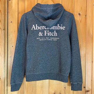 アバクロンビーアンドフィッチ(Abercrombie&Fitch)のUS限定モデル！ワンポイント&バックプリント/フルジップパーカー/アバクロ(パーカー)