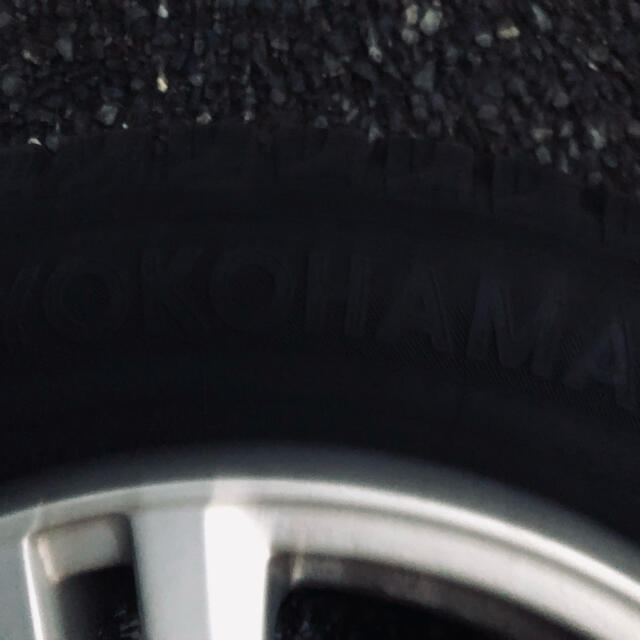 YOKOHAMA アイスガード　スタッドレスタイヤ　215/60R16インチ 自動車/バイクの自動車(タイヤ・ホイールセット)の商品写真