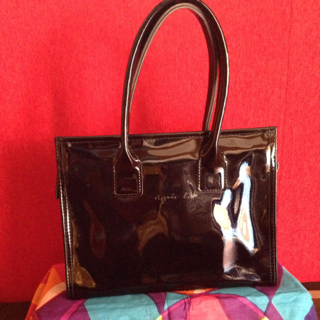 agnes b.(アニエスベー)のアニエス•ベー エナメル黒バッグ レディースのバッグ(ハンドバッグ)の商品写真