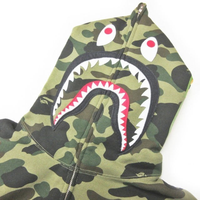 A BATHING APE(アベイシングエイプ)のアベイシングエイプ ファーストカモ シャーク フーディー パーカ カーキ系 L メンズのトップス(パーカー)の商品写真