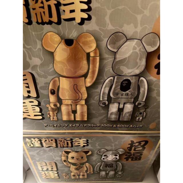 MEDICOM TOY(メディコムトイ)のBE@RBRICK BAPE® 招き猫 金メッキ & 達磨 銀メッキ セット エンタメ/ホビーのおもちゃ/ぬいぐるみ(キャラクターグッズ)の商品写真