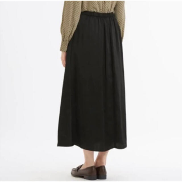 GU(ジーユー)の新品、未使用、美品＊°定番女性らしいシルエットのサテンスカート♡原価¥2189→ レディースのスカート(ロングスカート)の商品写真