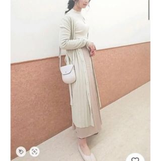 ジーユー(GU)の新品、未使用、美品＊°定番女性らしいシルエットのサテンスカート♡原価¥2189→(ロングスカート)