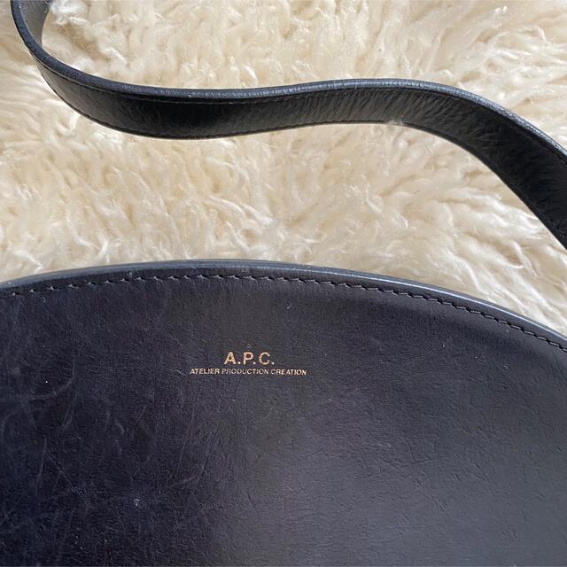 A.P.C(アーペーセー)のアーペーセー ハーフムーン ショルダーバッグ レディースのバッグ(ショルダーバッグ)の商品写真