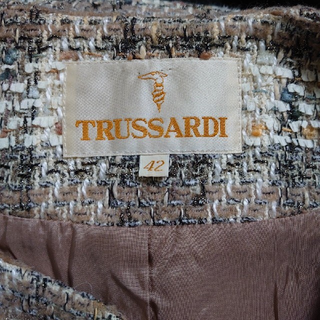 Trussardi(トラサルディ)の美品　トラサルディ　お洒落なツイードの長袖ノーカラージャケット　ベージュ　9号 レディースのジャケット/アウター(ノーカラージャケット)の商品写真