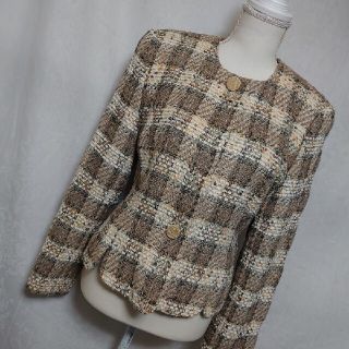 トラサルディ(Trussardi)の美品　トラサルディ　お洒落なツイードの長袖ノーカラージャケット　ベージュ　9号(ノーカラージャケット)