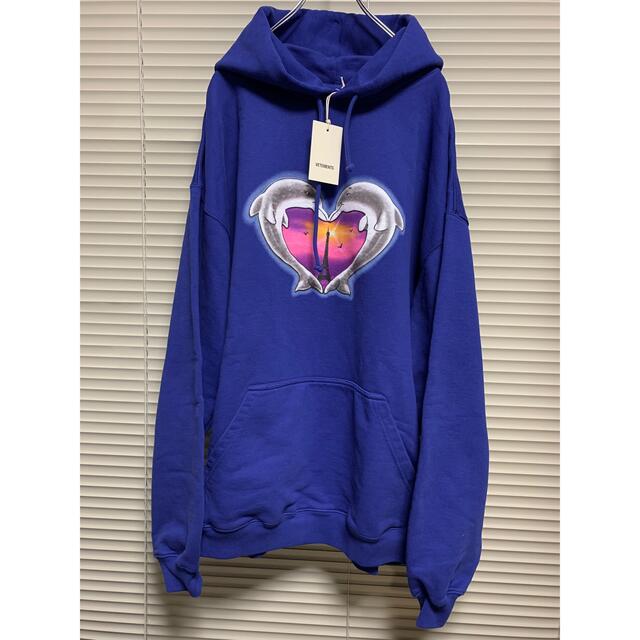 新品《 VETEMENTS 》Dolphins Heart Hoodie Sトップス