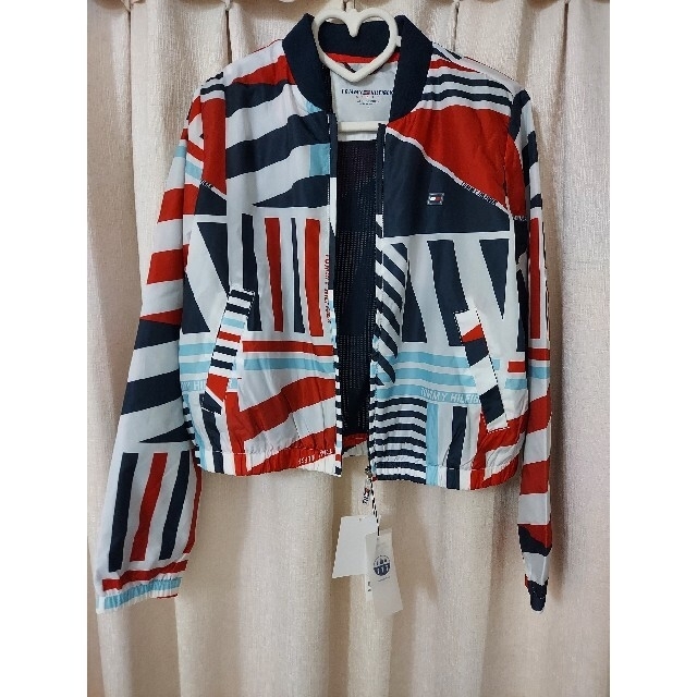 TOMMY HILFIGER(トミーヒルフィガー)の✨新品タグつき✨　トミーヒルフィガー　ナイロンジャケット　レディース レディースのジャケット/アウター(ナイロンジャケット)の商品写真