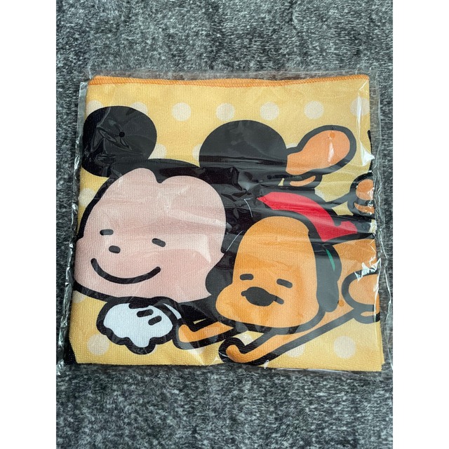 Disney(ディズニー)のにしむらゆうじ画　ディズニーミッキー&プルート　プレミアムバスタオル　黄色　新品 エンタメ/ホビーのおもちゃ/ぬいぐるみ(キャラクターグッズ)の商品写真