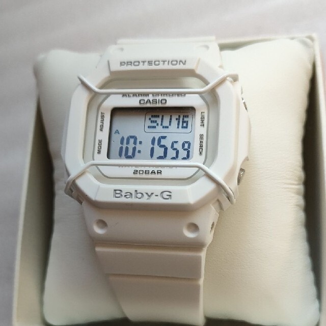 Baby-G(ベビージー)のCASIO Baby-G 復刻シリーズ　未使用　プロテクター付　ホワイト　レア レディースのファッション小物(腕時計)の商品写真