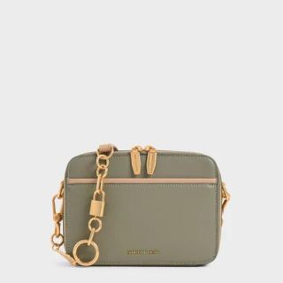 チャールズアンドキース(Charles and Keith)のCharles and Keithダブルジップ クロスボディバッグ(ショルダーバッグ)