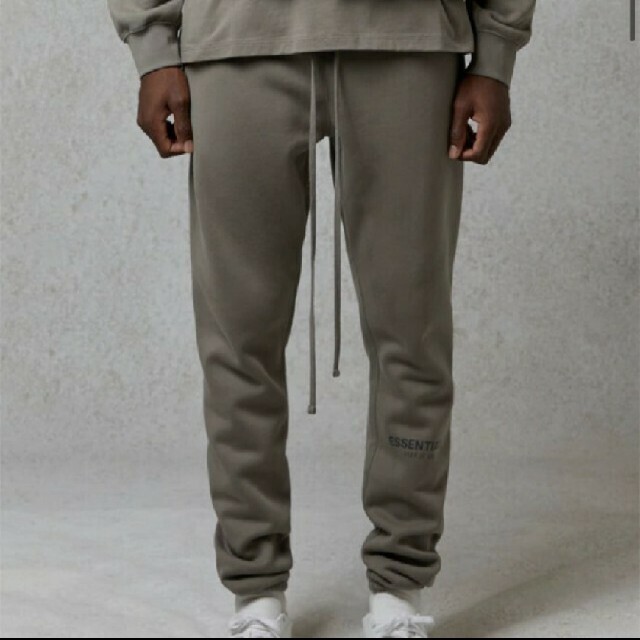 FEAR OF GOD(フィアオブゴッド)の【値下】FEAR OF GOD ESSENTIALSスウェットパンツCEMENT メンズのパンツ(その他)の商品写真