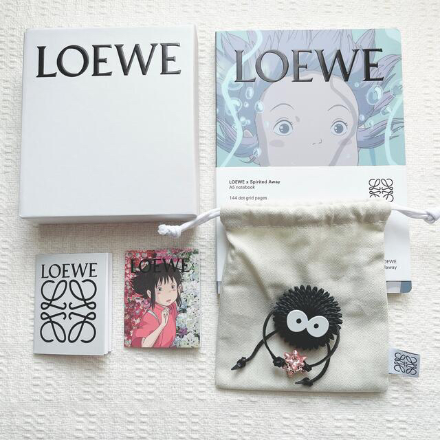 LOEWE(ロエベ)のロエベ　LOEWE ススワタリ　スタッズチャーム　千と千尋　ジブリ　ノート　千 レディースのアクセサリー(チャーム)の商品写真