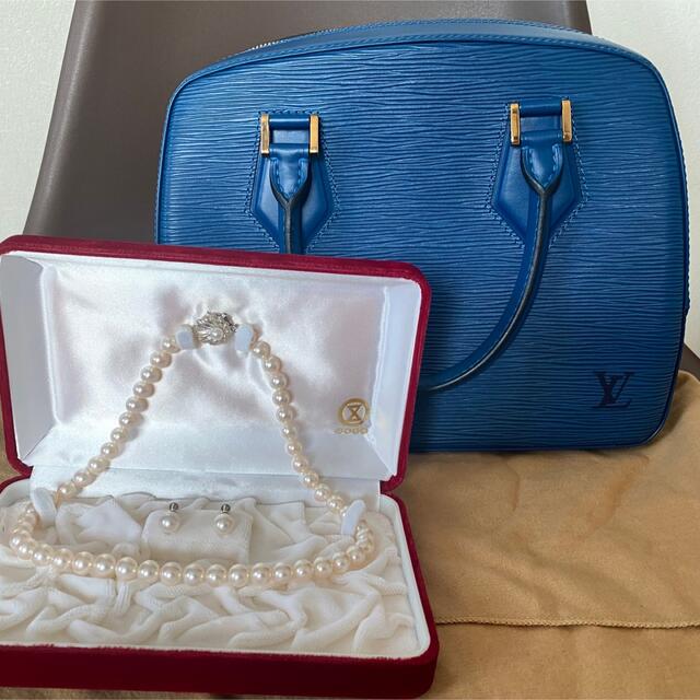 VUITTON 鞄と真珠のネックレス