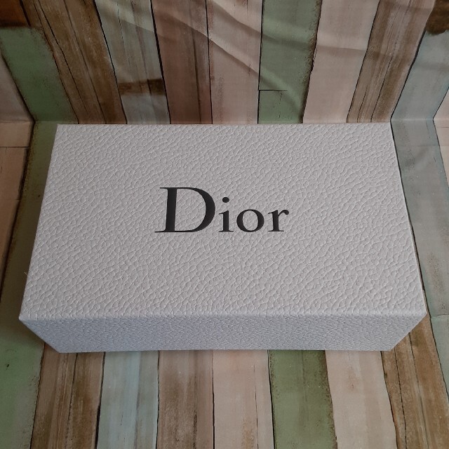 Dior(ディオール)の新品未使用 Dior ディオール プレゼントボックス 箱のみ インテリア/住まい/日用品のオフィス用品(ラッピング/包装)の商品写真