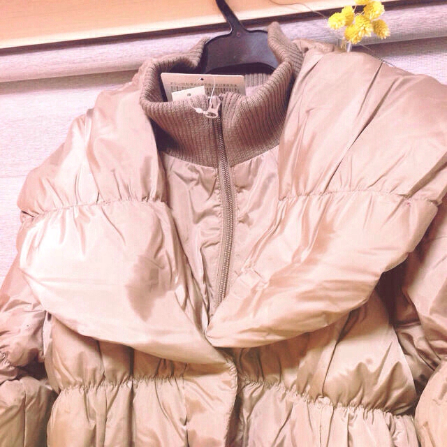 新品！ ベージュのダウンコート 送料込 レディースのジャケット/アウター(ダウンコート)の商品写真