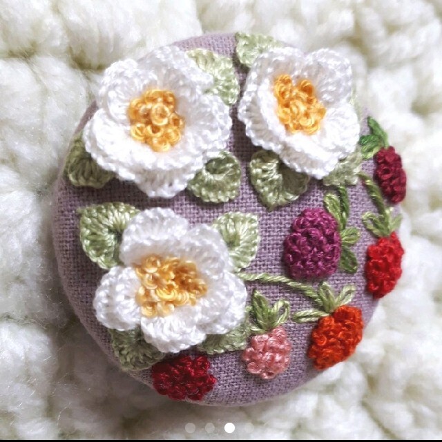 ハンドメイド くるみボタン 刺繍ブローチ♡ ワイルドストロベリー ハンドメイドのアクセサリー(コサージュ/ブローチ)の商品写真